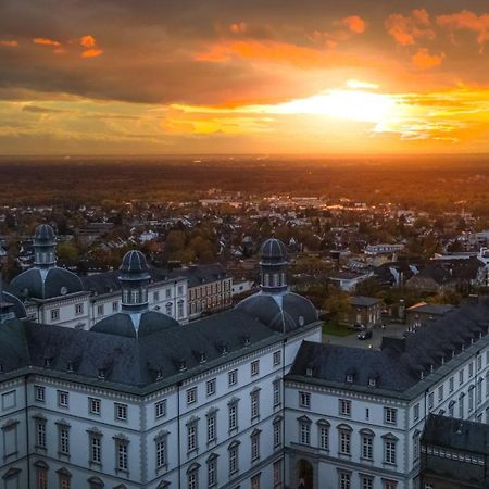 Althoff Grandhotel Schloss Bensberg Bergisch Gladbach Exterior foto Aerial view of the town