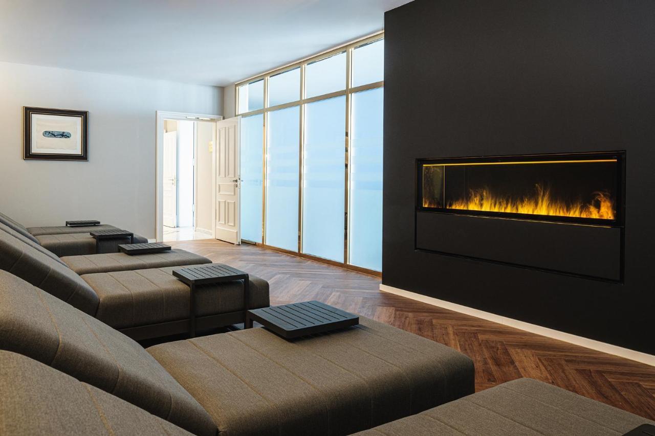 Althoff Grandhotel Schloss Bensberg Bergisch Gladbach Exterior foto A linear fireplace