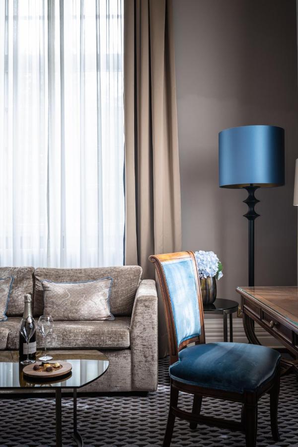 Althoff Grandhotel Schloss Bensberg Bergisch Gladbach Exterior foto A living room with a blue lampshade