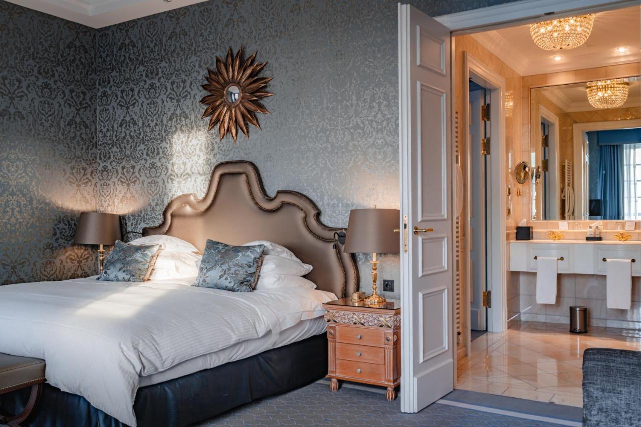 Althoff Grandhotel Schloss Bensberg Bergisch Gladbach Exterior foto A bedroom at the hotel