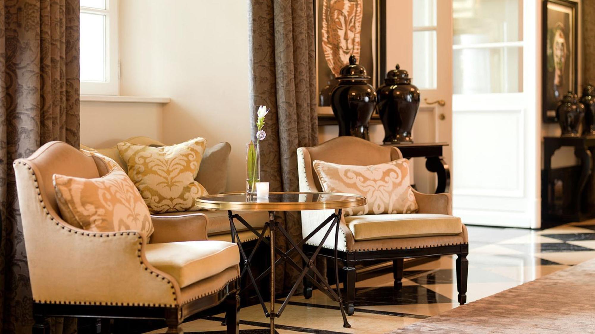 Althoff Grandhotel Schloss Bensberg Bergisch Gladbach Exterior foto A seating area in the lobby