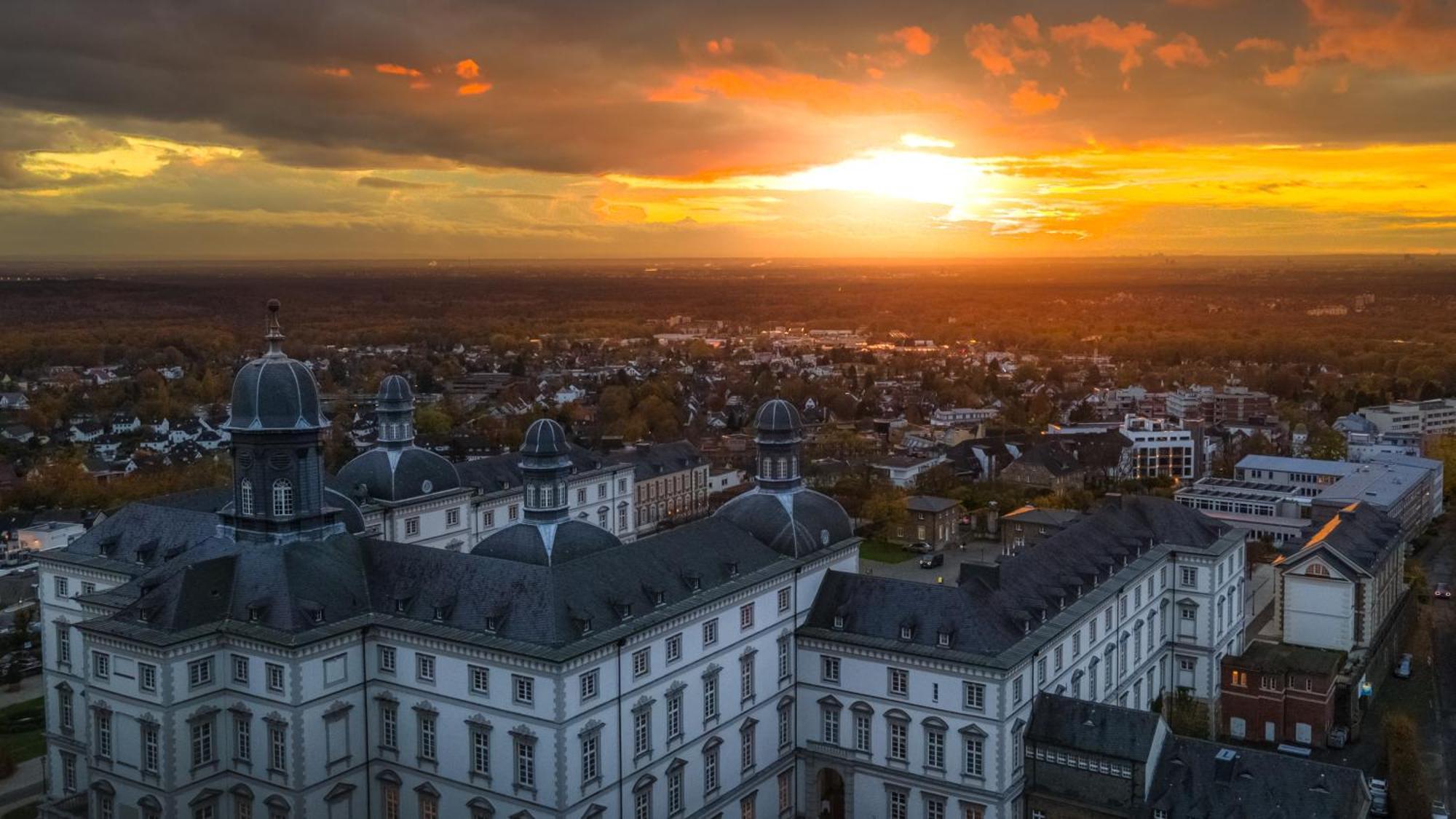Althoff Grandhotel Schloss Bensberg Bergisch Gladbach Exterior foto Aerial view of the town