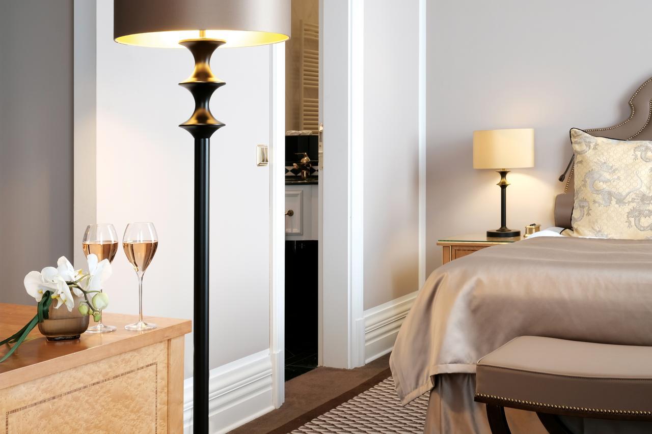 Althoff Grandhotel Schloss Bensberg Bergisch Gladbach Exterior foto Floor lamp